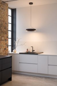 Steng Licht: Leuchte Tolou by Designstudio speziell®, Situation Küchezeile in Loft, Leuchte mit schwarzerTextilbespannung