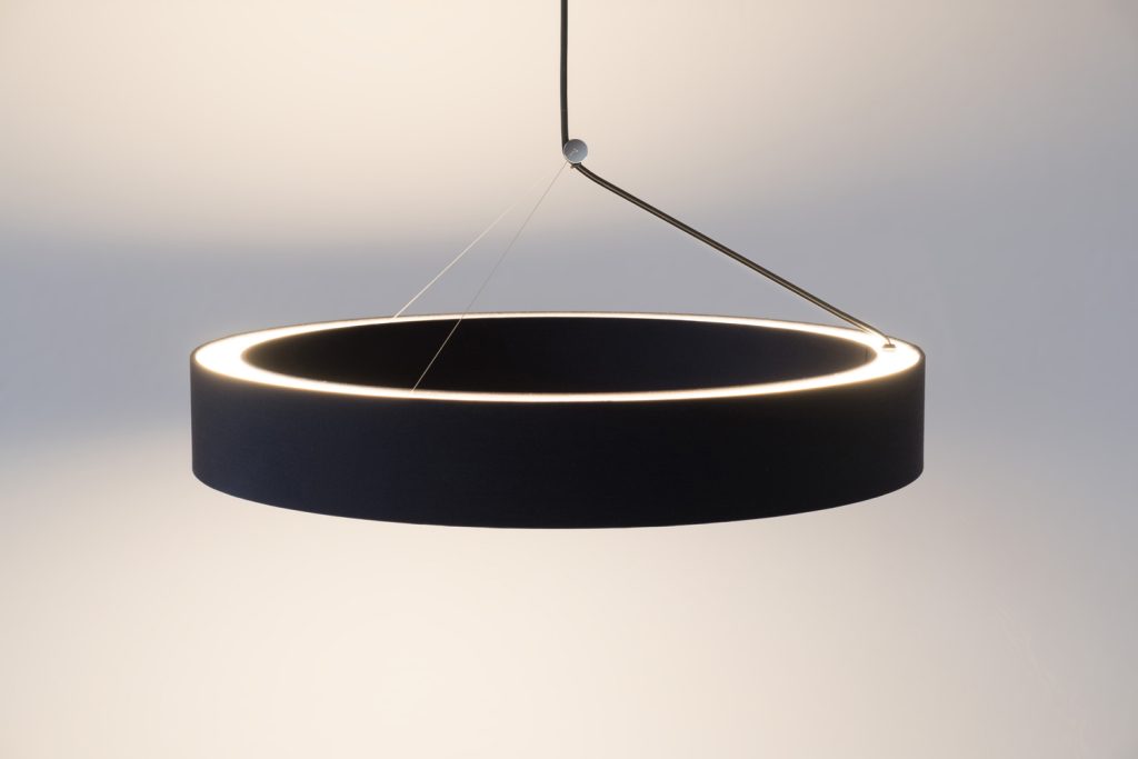 Steng Licht: Leuchte Tolou by Designstudio speziell®, Detail Kabelumlenkung silber