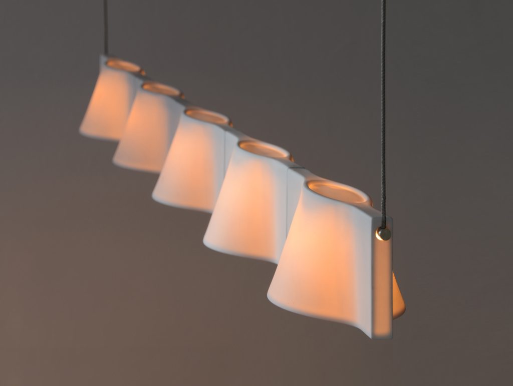 Steng Licht: MELI by Designstudio speziell® – Durch das dünne Hartporzellan scheint das Halogenlicht hindurch