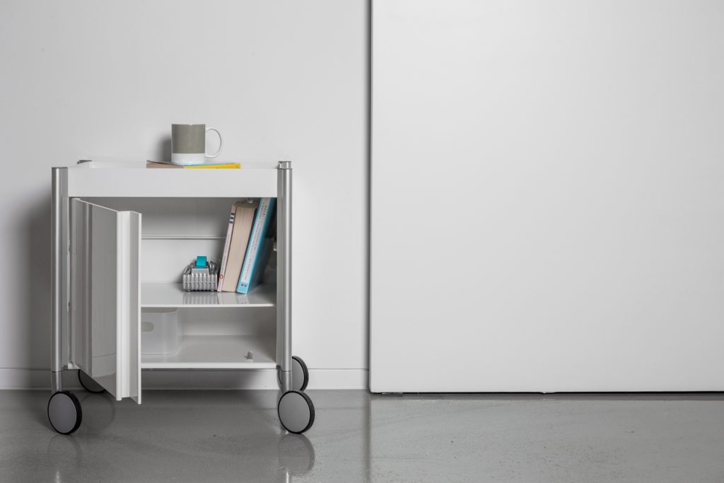 Studio Domo: Mehrzwecktrolley Ally by Designstudio speziell® – Niedrige Bauhöhe mit Klappe
