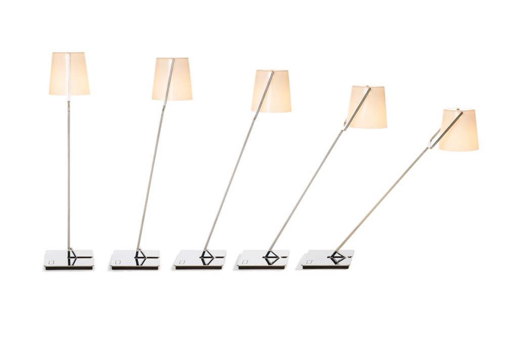 anthologie Quartett: Kollege by Designstudio speziell® – Die Leuchte kann in 5 Stufen geneigt werden, der Leuchtenschirm bleibt dabei immer waagrecht ausgerichtet