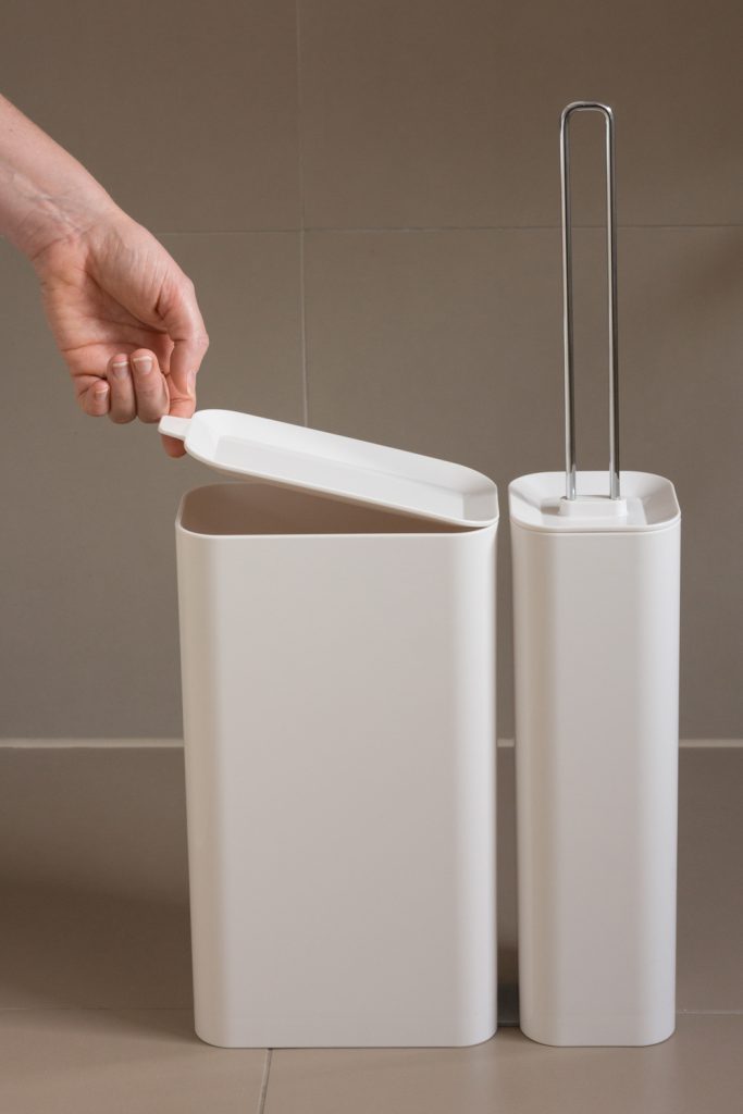 Studio Domo: Badaccessoireserie Privy by Designstudio speziell® – Toilettenbürste mit Mülleimer