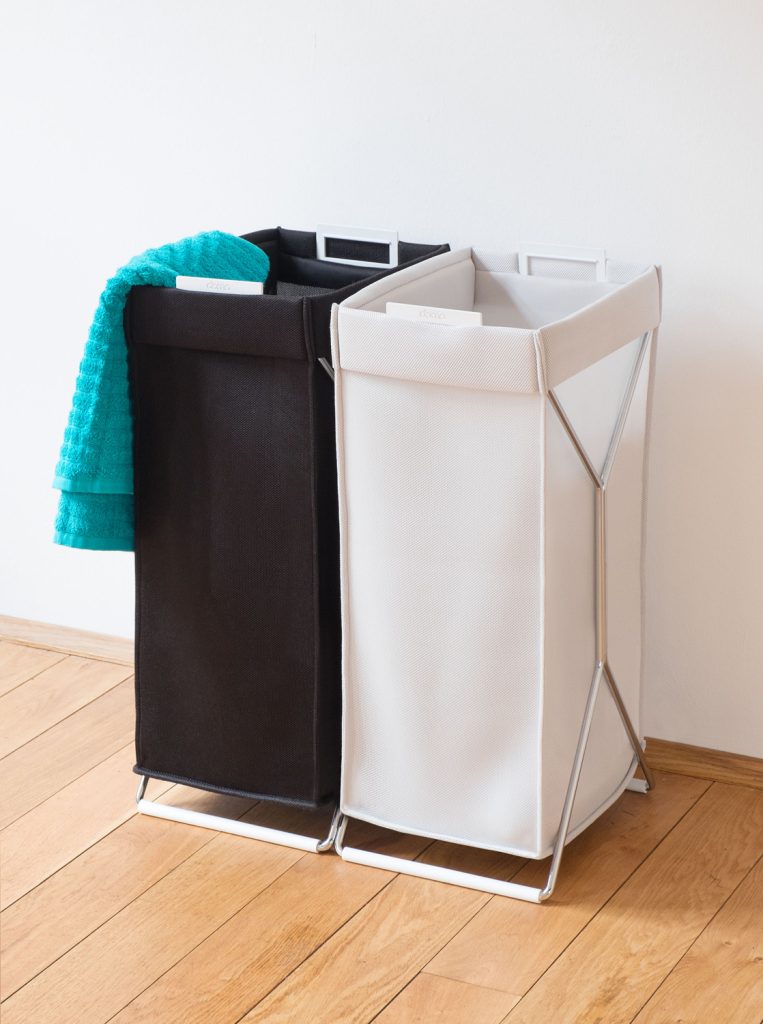 Studio Domo: Wäschesammler Polly by Designstudio speziell® – Der Wäschesack besteht aus einem Abstandsgewirke für gute Durchlüftung, er kann abgenommen werden, um die Wäsche zu transportieren