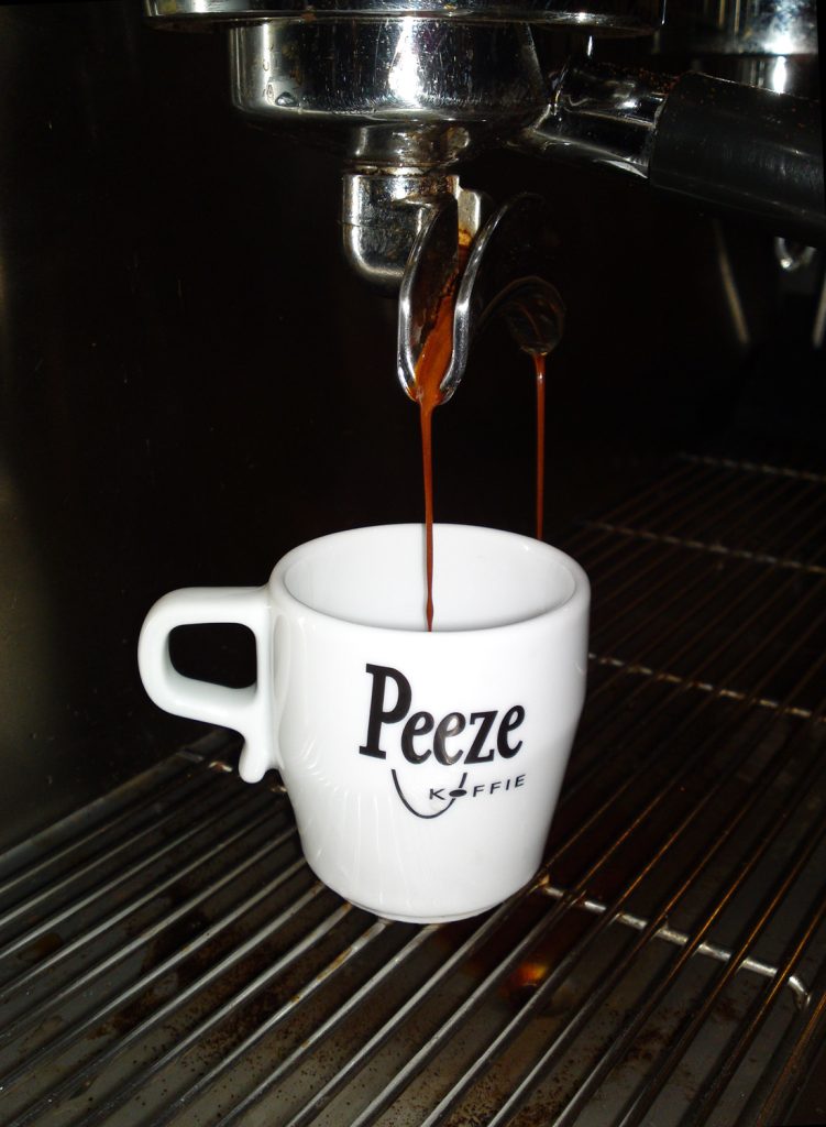 Peeze Barista-Tasse unter dem Siebträger