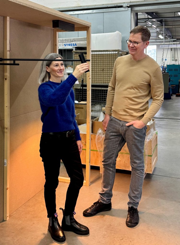 EMBER by Designstudio speziell® - Sybille und Jens untersuchen die lange Wandleuchte